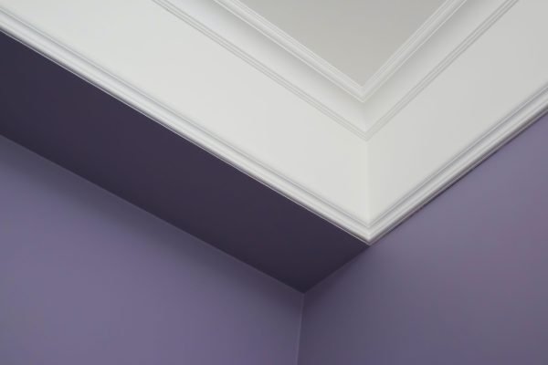Ceiling moldings in the interior, detail of a angular ceiling skirting.